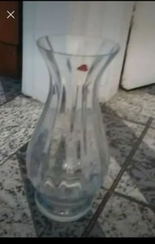 Roupas feminina e jarro