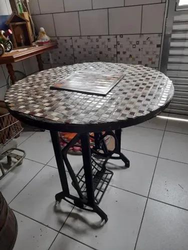 Mesa artesanal carretel, mosaico pé de máquina