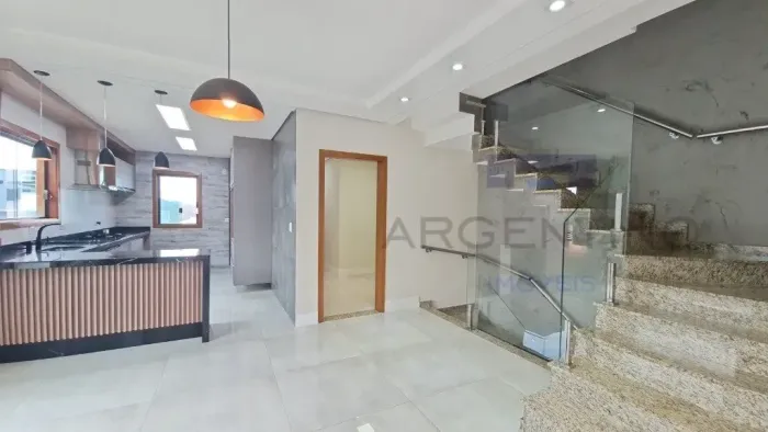 Sobrado com sauna, piscina, espaço gourmet e mirante a venda condomínio fechado.