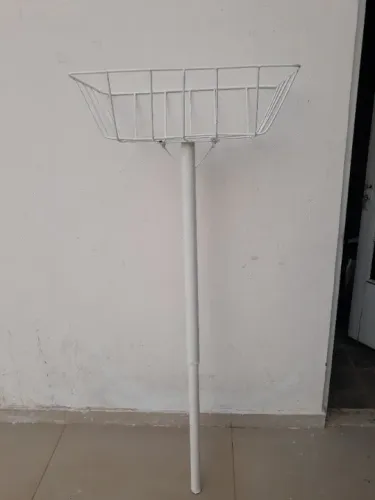 Lixeira de rua com cesto de 62 cm X 42 cm X 20 cm de profundidade.