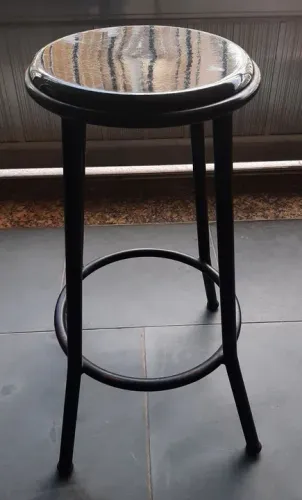 Banco Bistro Alta, cor preta. Altura de 75cm