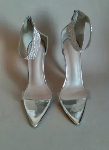 Sandália feminina salto alto prata e vinil transparente com tiras em strass 