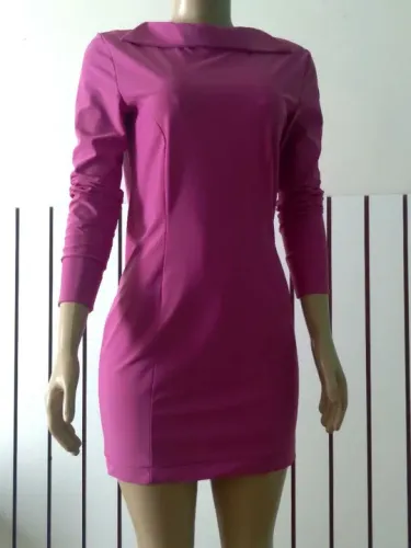 Vestido feminino modelo curto justo em malha poliamida mangas longas