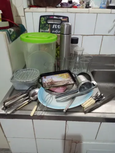 Conjunto de utensílios de cozinha usados