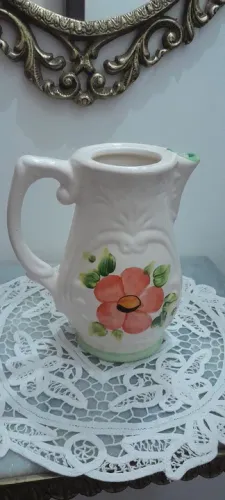 Jarra de cerâmica vintage com flores