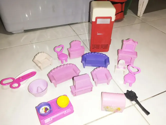 Mini eletrodomésticos R$30,00, e bonecas semi usados R$ 70,00