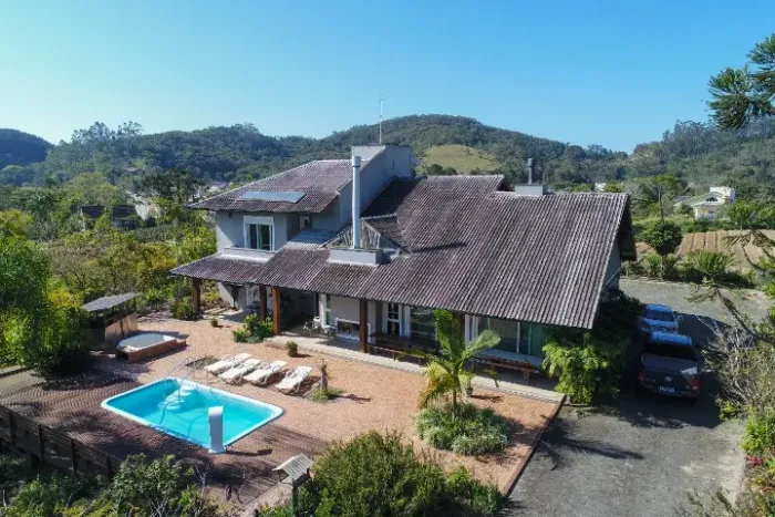 Lindo Sitio com terreno de 6 hectares em Águas Mornas