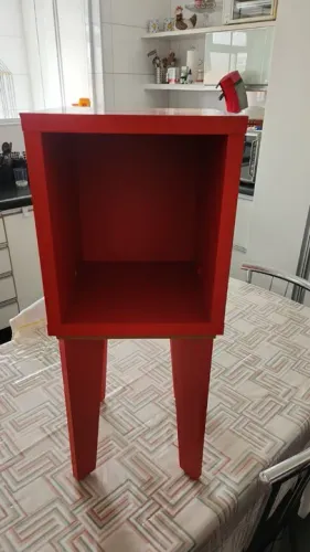 Mesa de canto vermelha