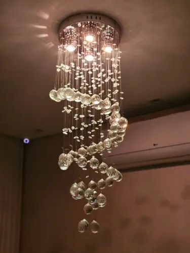 Maravilho Lustre de Cristal. Não compare com parecidos de acrílico ou plástico 