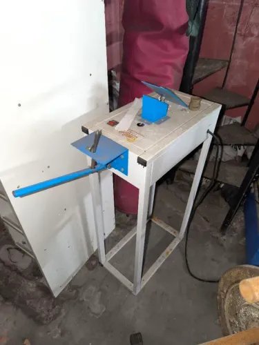 Fresadora com bancada manual máquina de furar chinelos e colocar tiras