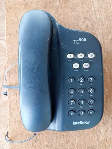 Antigo telefone de mesa 