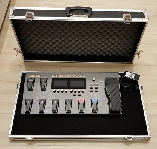 Boss GT-100 - Acompanha case - Usada apenas em estúdio