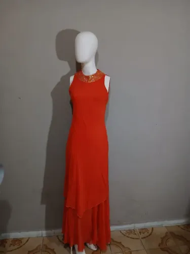 Vestido para Festa vermelho claro trabalhado com lantejoulas e miçangas coloridas