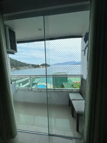 Flat em angra com lazer no condomínio e de frente para o mar azul a poucos passos da praia