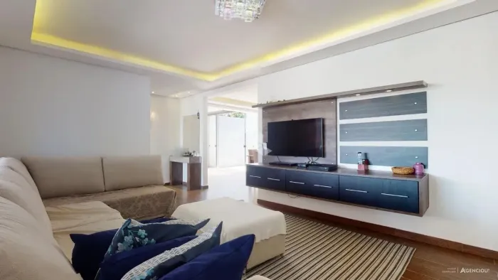 CASA COM PISCINA E 4 DORMITÓRIOS NO BAIRRO GUARUJÁ