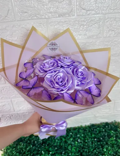 Buquê de rosas com borboletas