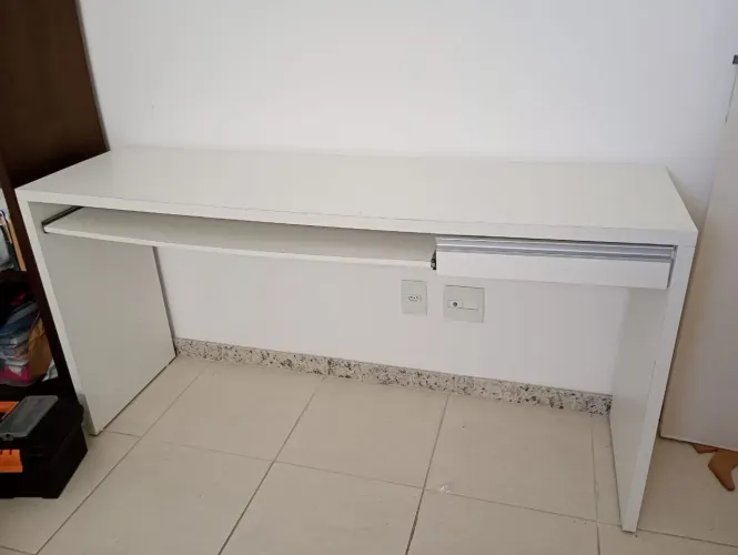 Escrivaninha branca com gaveta