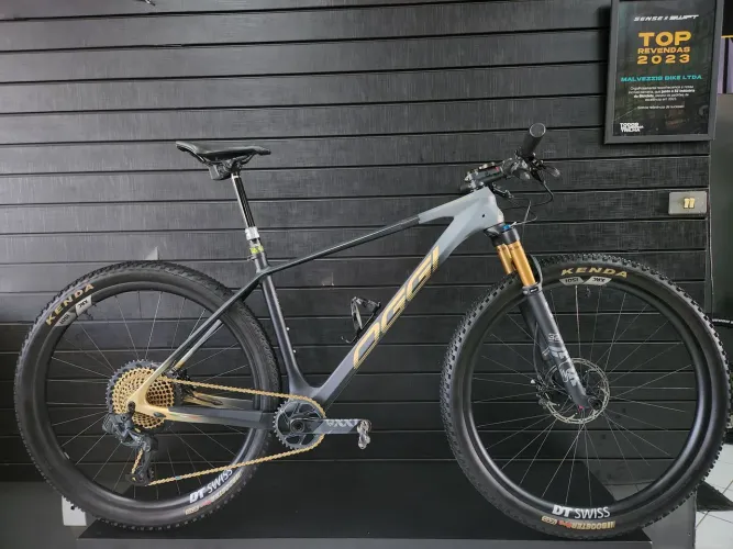 Bicicleta Oggi  Agile Squadra 2023 tenho 19