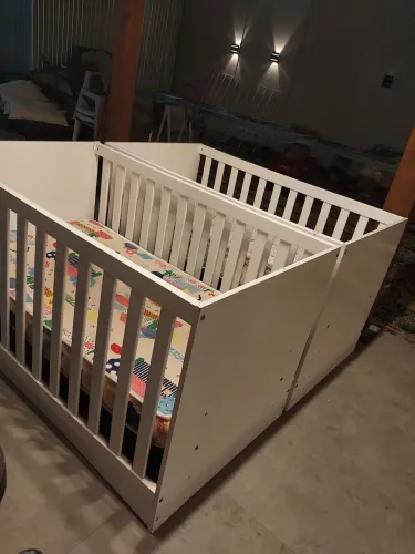 Vendo dois berços com o colchão,madeira MDF.  Tem regulagem na altura do lastro. 