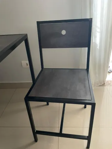 Vendo cadeiras de altíssima qualidade com base de ferro e assento e encosto de madeira