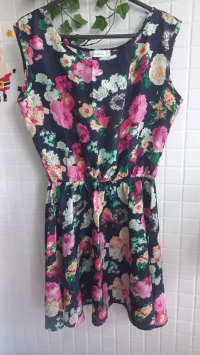 Vestido florido e Vestido quadriculado leve