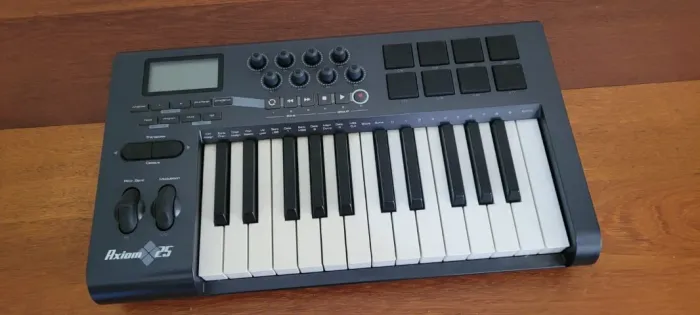 CONTROLADOR MIDI M-AUDIO AXIOM 25