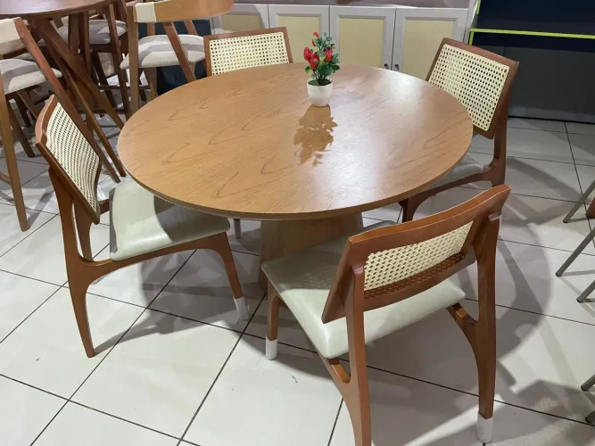Mesa de jantar redonda em madeira com 4 cadeiras 