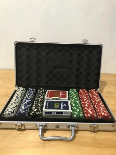 Maleta de Poker Profissional 300 Fichas e 3 Baralhos