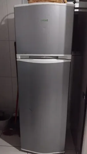 Geladeira cônsul frost free, duas portas com defeito o motor funciona ela não tá gelando .