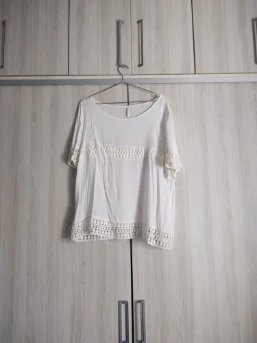Blusa branca com renda