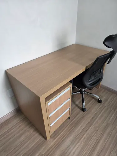 Mesa Escritório co  Gaveteiro e Cadeira