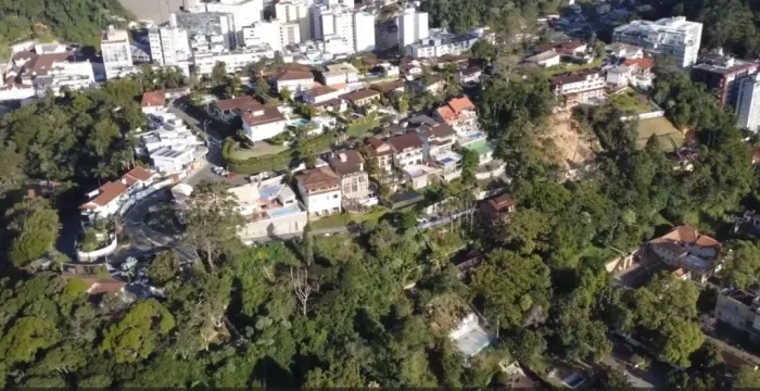 Um dos últimos terrenos a venda no centro histórico de Petropolis com vista privilegiada p