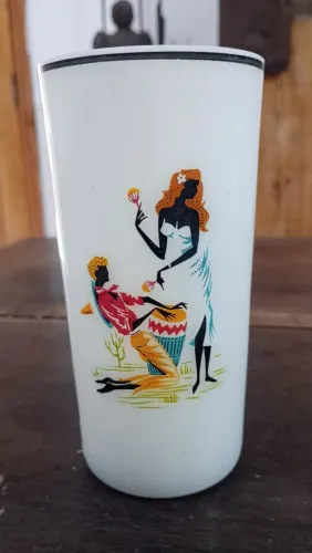 Lindo Copo em Opalina com Desenho de Dançarinos