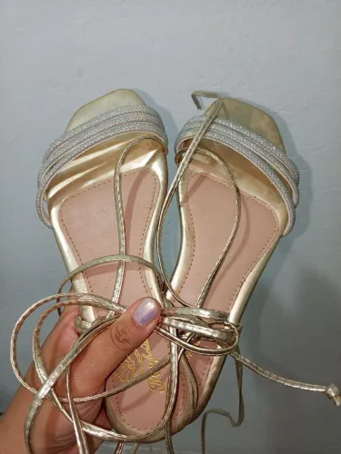 Rasteirinha dourada, delicada.