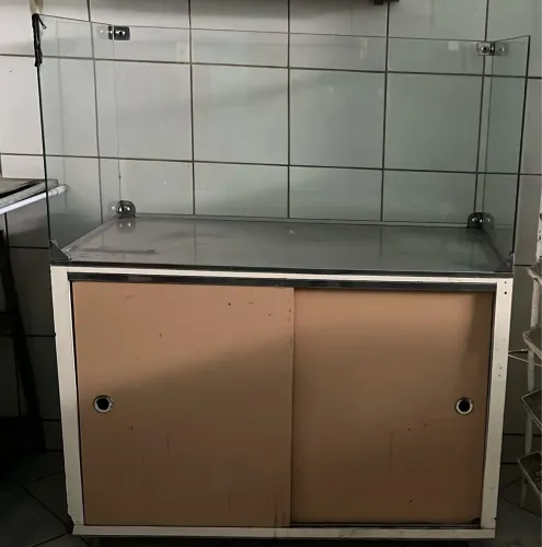 Balcão expositor com tampo em inox e proteção em vidro