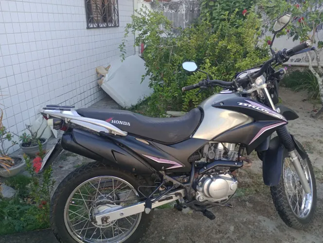 Uma moto Honda 2011 pronta pra andar ótimo estado seme Nova Iguaçu 