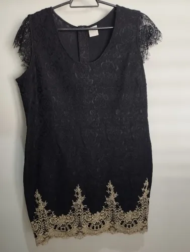 Vestido Preto de Renda com Detalhes Dourados