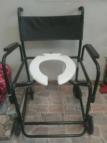 Cadeira de banho pouco usada. Suporta até 150 kg.