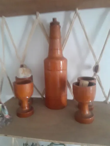 Garrafa de madeira mais cálice 