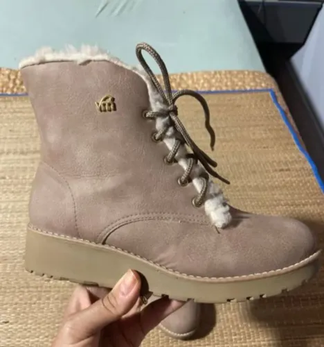 Bota feminina de cano curto forrada pelinho