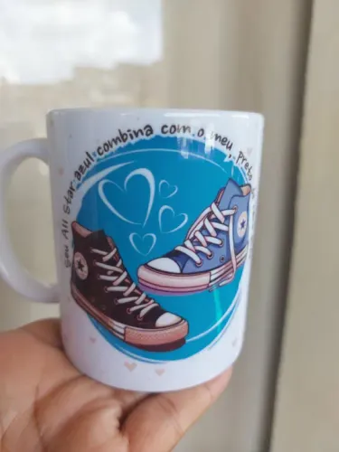 Caneca de cerâmica com estampa de tênis