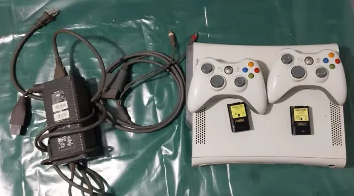Xbox 360 2 Controle Originais com Bateria Carregavel + de 80 jogos "FUNCIONANDO"