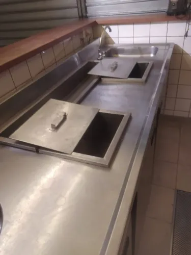 Balcão refrigerado inox.  Bar com cuba gelo e lixeira e 2 pias! Medidas 3,00x0,70.