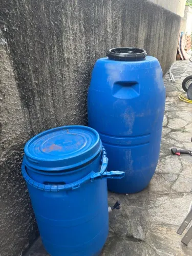 2 Barris de água azul