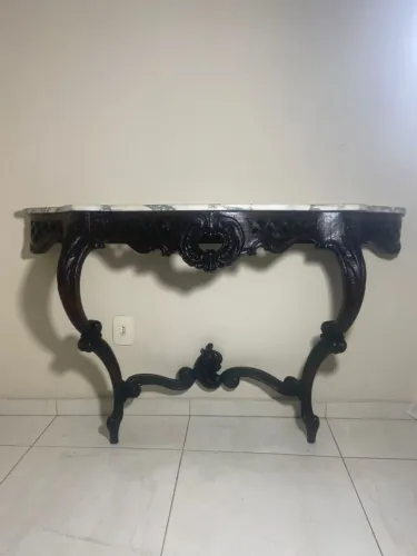 Aparador estilo Luis XV com tampo de mármore