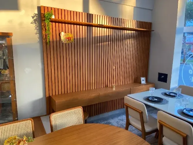 Painel Ripado com Prateleira de Suporte Invisível, Nicho e 3 Gavetas na Cor Nature!