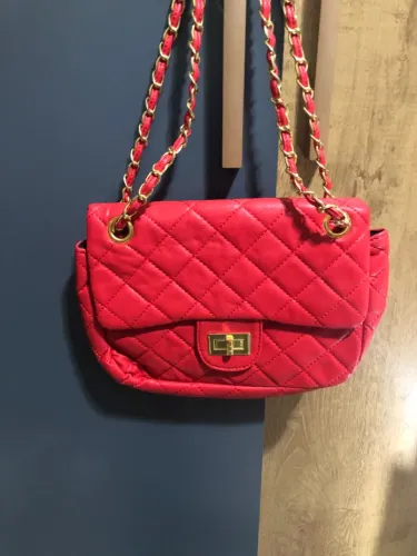 Bolsa Vermelha Matelassê com Corrente Dourada