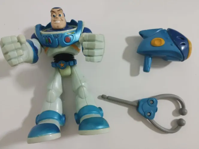 Boneco Buzz Lightyear com acessório