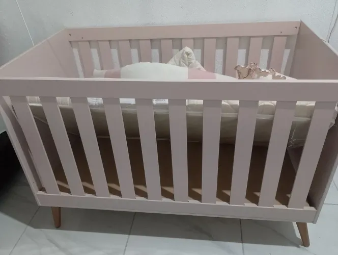 Berço rosa em MDF com colchão Ortobom baby light com enxoval
