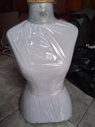 Cabide acrílico e manique 